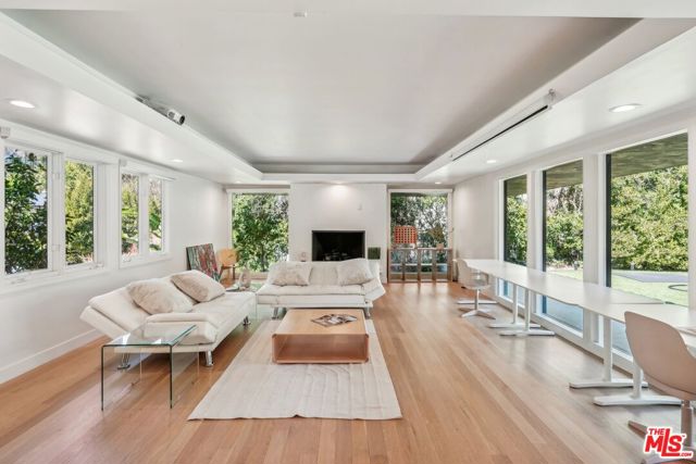 4900 Queen Victoria Road, Woodland Hills CA: https://media.crmls.org/mediaz/2b1498cd-8150-452a-b4f0-58b095d9de38.jpg