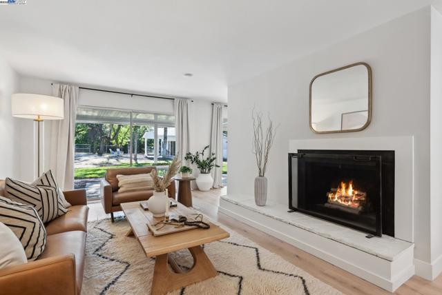 2129 Youngs Ct, Walnut Creek CA: https://media.crmls.org/mediaz/2b15e53c-29b1-4952-8aa7-85e41afad69c.jpg