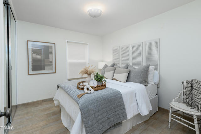 1905 Ocean Drive, Oxnard CA: https://media.crmls.org/mediaz/2b16428e-4ab1-4cca-871a-5b070e007c60.jpg