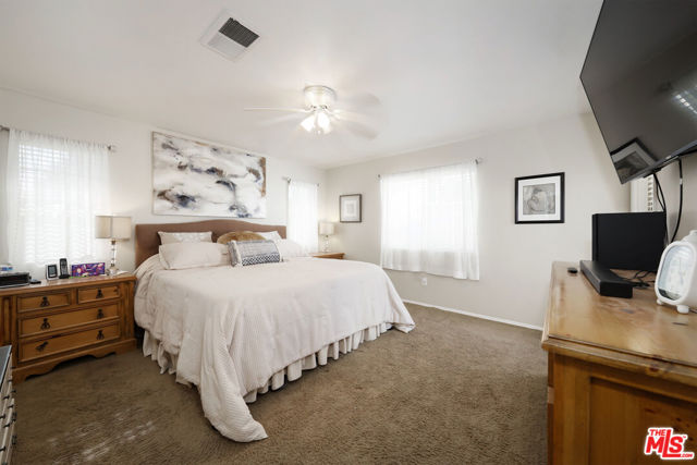 7200 Clifftop Way, Bakersfield CA: https://media.crmls.org/mediaz/2b17e05c-3c76-458c-884e-a2f0aa0c8db2.jpg