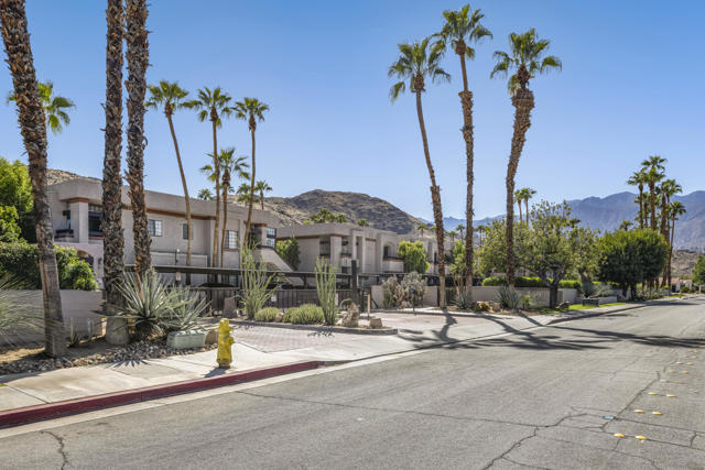 2601 S Broadmoor Drive, Palm Springs CA: https://media.crmls.org/mediaz/2b18318b-6484-4a9e-a1b6-e272ff935c14.jpg