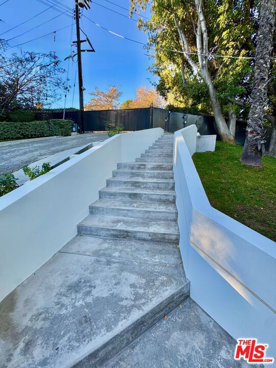 4854 Brewster Drive, Tarzana CA: https://media.crmls.org/mediaz/2b18f36f-3151-4bfa-a025-cf2c08e58f95.jpg