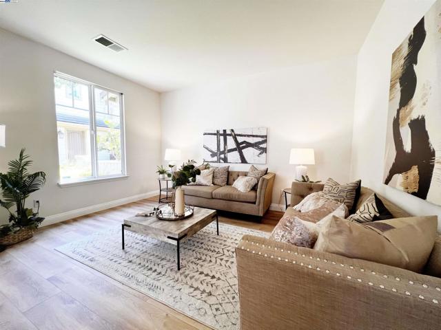 49031 Woodgrove Cmn, Fremont CA: https://media.crmls.org/mediaz/2b19f14d-27ea-49ff-9db8-06472b596626.jpg