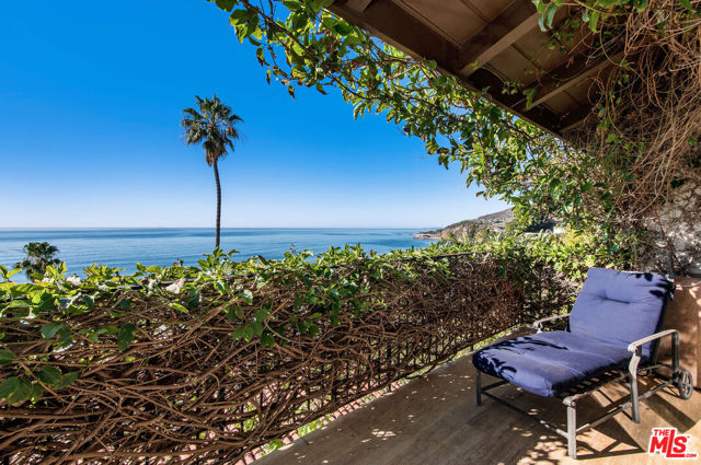 17810 Castellammare Drive, Pacific Palisades CA: https://media.crmls.org/mediaz/2b1a7a09-c712-477f-a6ff-2453040f2389.jpg