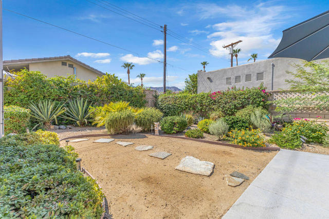 53945 Eisenhower Drive, La Quinta CA: https://media.crmls.org/mediaz/2b1b7546-ded5-4352-9ca0-0a867930c7ae.jpg