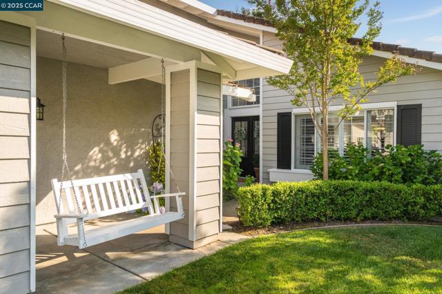 2060 Canyon Crest Ave, San Ramon CA: https://media.crmls.org/mediaz/2b1bf33f-4bce-4ebf-8e93-46df6530b10e.jpg