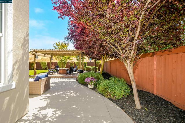 5152 Bengali St, Danville CA: https://media.crmls.org/mediaz/2b1c3055-e76c-4cb7-a773-2bf048ea6666.jpg