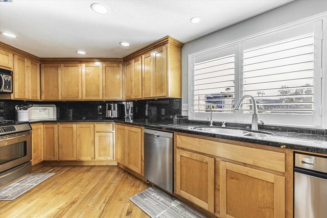 2256 Cove Ct, Discovery Bay CA: https://media.crmls.org/mediaz/2b1ddbde-7ac7-4924-920d-8e80db6a991b.jpg