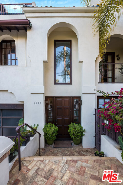 1925 Curson Place, Los Angeles CA: https://media.crmls.org/mediaz/2b1e4cb5-f312-4bd6-9ae6-7ae45a96ebe0.jpg