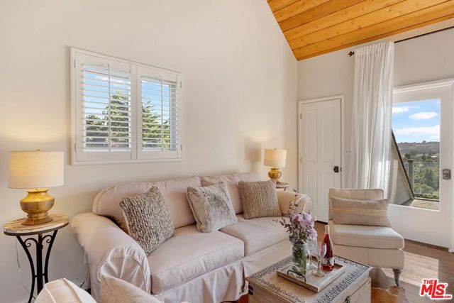 3625 Serra Road, Malibu CA: https://media.crmls.org/mediaz/2b1e9fd9-81ea-490d-b105-d63f1e40f2f6.jpg