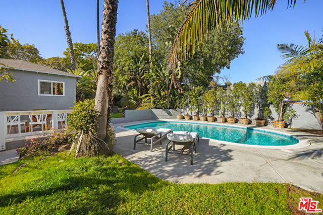 2212 Navy Street, Santa Monica CA: https://media.crmls.org/mediaz/2b1f34ba-e8aa-4a2d-9391-75e61160b926.jpg
