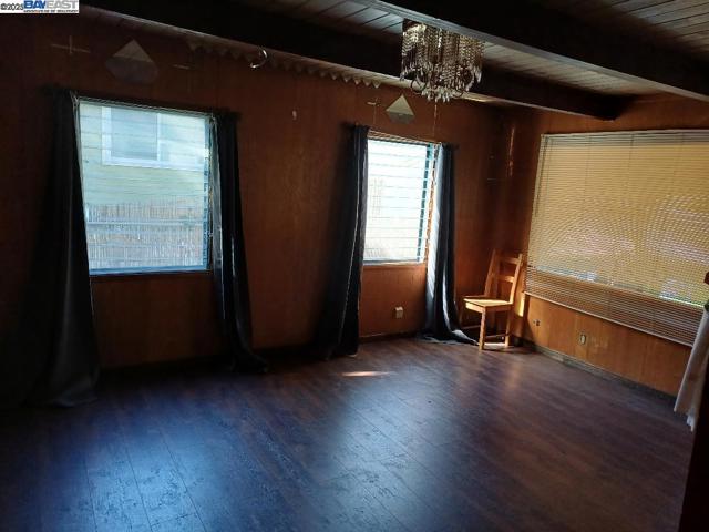 3931 Gardenia Pl, Oakland CA: https://media.crmls.org/mediaz/2b206660-c06e-4b75-a56e-da72fdd0f583.jpg