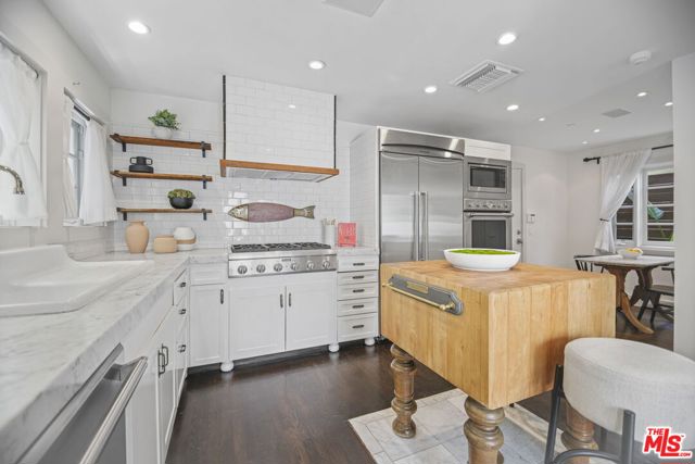 1210 Cabrillo Avenue, Venice CA: https://media.crmls.org/mediaz/2b213669-5b2d-4285-81e6-514adfbd8e7e.jpg