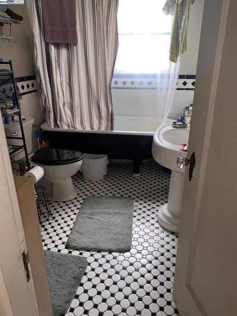 22234 Prospect St, Hayward CA: https://media.crmls.org/mediaz/2b21b080-8c55-459b-875b-623b1ed94d8f.jpg