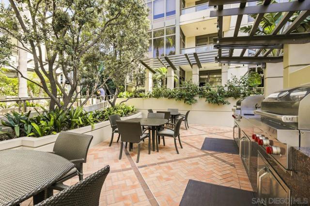 700 W E St, San Diego CA: https://media.crmls.org/mediaz/2b21b999-d879-4129-a725-25b7a4144428.jpg