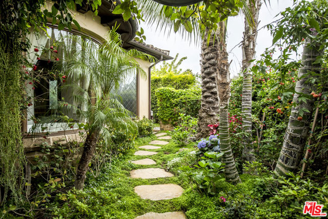 427 La Marina Drive, Camarillo CA: https://media.crmls.org/mediaz/2b223116-d5f9-4f00-892e-b02139966175.jpg