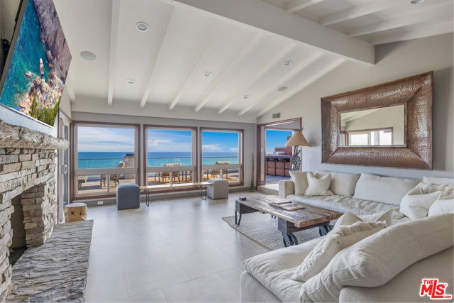 18074 Coastline Drive, Malibu CA: https://media.crmls.org/mediaz/2b22f288-b2e5-4315-be14-db52dc89b978.jpg
