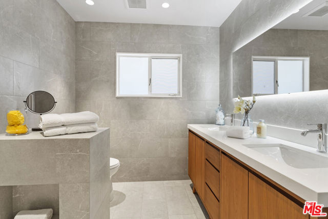 12815 Sarah Street, Studio City CA: https://media.crmls.org/mediaz/2b233024-c8fd-43c9-806d-b41901bcad28.jpg