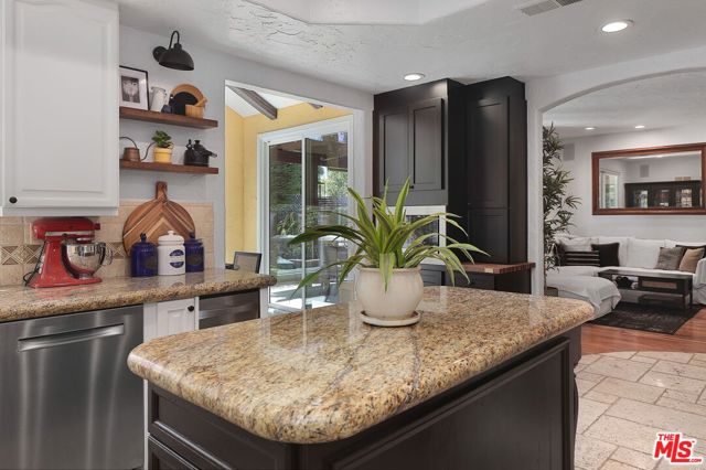 1786 Blossom Court, Thousand Oaks CA: https://media.crmls.org/mediaz/2b23ff91-30b6-4058-a229-9e46e11f63ce.jpg