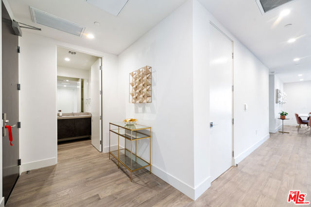 728 N Sweetzer Avenue, West Hollywood CA: https://media.crmls.org/mediaz/2b246bad-3d1a-4bbe-a5e5-90b13120fb95.jpg