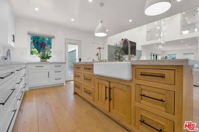 602 S Lucerne Boulevard, Los Angeles CA: https://media.crmls.org/mediaz/2b24acf5-19f0-4799-b502-1bb7e5032e20.jpg