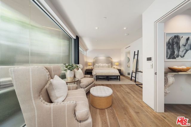 1012 2nd Street, Santa Monica CA: https://media.crmls.org/mediaz/2b24ef01-fad4-4acd-89a1-0f79a7a7308e.jpg