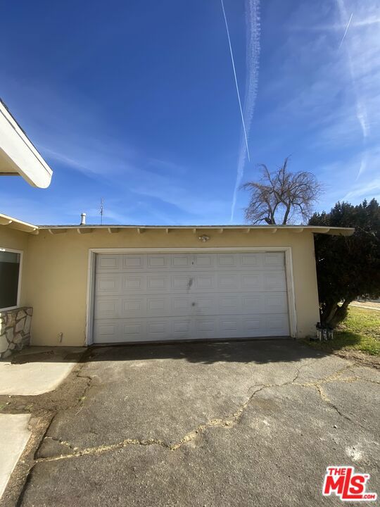639 E Avenue J, Lancaster CA: https://media.crmls.org/mediaz/2b250246-1857-4463-8aa1-f9bc454cecf3.jpg