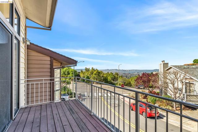 1881 Grand View Drive, Oakland CA: https://media.crmls.org/mediaz/2b2516e6-3c8e-4354-9068-2e6fd5b6e014.jpg