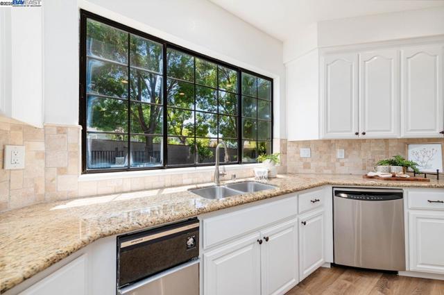 942 Finovino Ct, Pleasanton CA: https://media.crmls.org/mediaz/2b2590b8-7c84-4ee9-bbcc-49075774abbb.jpg