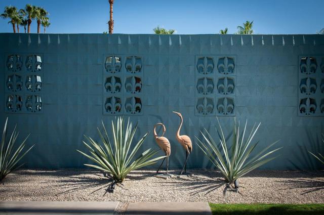 1055 E Granvia Valmonte, Palm Springs CA: https://media.crmls.org/mediaz/2b25e882-d355-4686-9044-d542cd0d8560.jpg