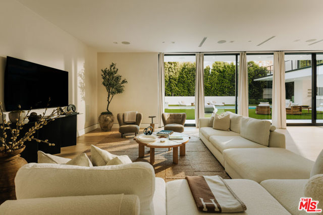 260 S Canyon View Drive, Los Angeles CA: https://media.crmls.org/mediaz/2b25ee44-6243-42c4-80cd-99b962e68009.jpg
