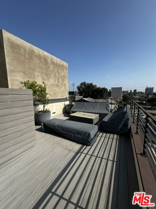 140 S Hayworth Avenue, Los Angeles CA: https://media.crmls.org/mediaz/2b262a05-fa7c-4e18-9944-6e868c3339e4.jpg