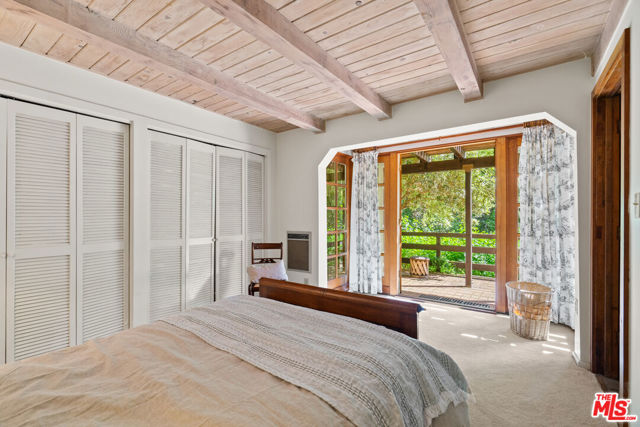 21550 Summit Trail, Topanga CA: https://media.crmls.org/mediaz/2b264278-dfe8-4e28-bdd4-5c843edd5b6e.jpg