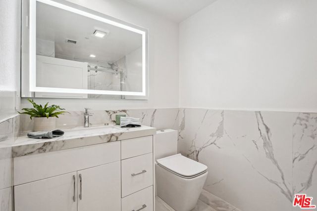 1861 Veteran Avenue, Los Angeles CA: https://media.crmls.org/mediaz/2b2668bc-98ef-45ab-aa43-6d7118eb7a98.jpg