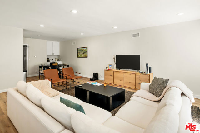 151 S Rexford Drive, Beverly Hills CA: https://media.crmls.org/mediaz/2b278c23-42e4-49c5-9a87-d09d50500c43.jpg
