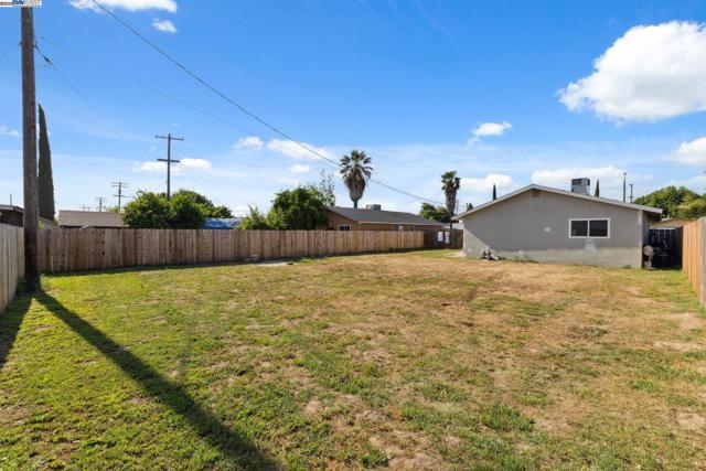 5112 Tyson Ave, Modesto CA: https://media.crmls.org/mediaz/2b27b528-8e4d-4e95-8cc3-242a25a4c3c3.jpg