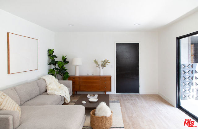 4938 Rosewood Avenue, Los Angeles CA: https://media.crmls.org/mediaz/2b27ca24-c3e3-4a92-a4ad-564a737f75c1.jpg