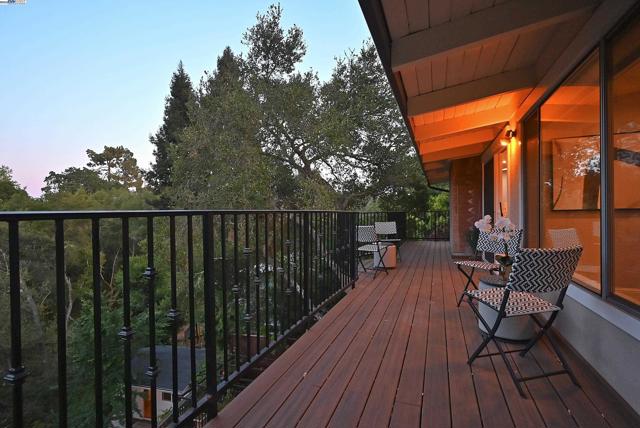 38 Saint Stephens Dr., Orinda CA: https://media.crmls.org/mediaz/2b27fd32-47ab-45c7-a5a2-7509603df390.jpg