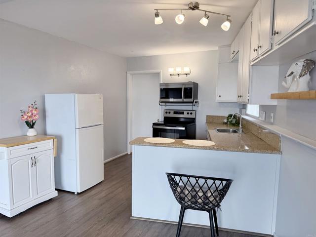 Detail Gallery Image 3 of 16 For 25072 Alicia Dr #D,  Dana Point,  CA 92629 - 1 Beds | 1 Baths