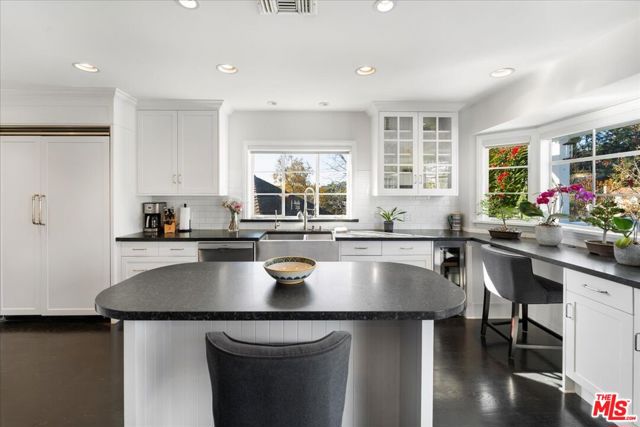 314 S Glenroy Avenue, Los Angeles CA: https://media.crmls.org/mediaz/2b290b20-2319-4498-b54b-e4f4bd9ff604.jpg