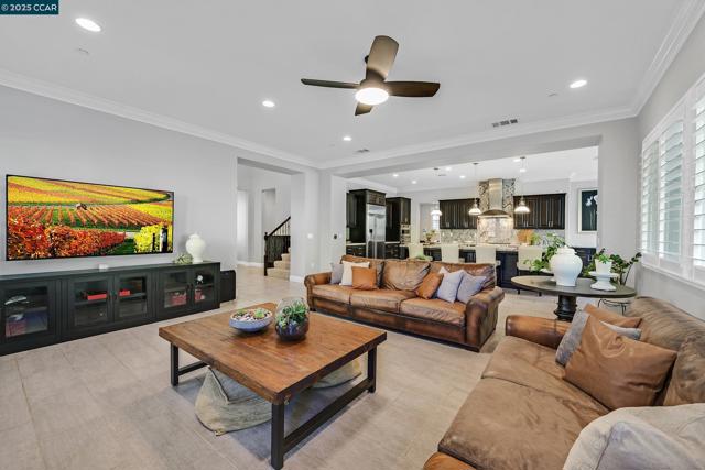 5057 Volterra Ct, Dublin CA: https://media.crmls.org/mediaz/2b295483-b9cf-425e-87c3-c908a105d40c.jpg
