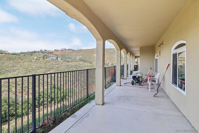 19075 Caesar Drive, Ramona CA: https://media.crmls.org/mediaz/2b29e4fc-4516-44a5-a7a7-77a328026068.jpg