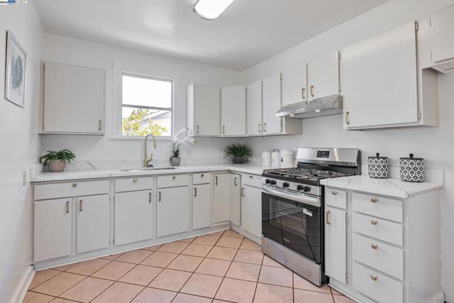 6831 Dairy Ave, Newark CA: https://media.crmls.org/mediaz/2b2acf4b-7753-43d1-9570-38a9331903cf.jpg
