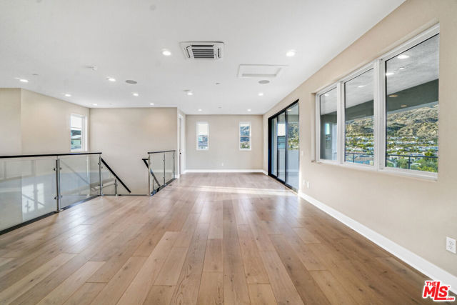 11848 N Hillsborough Lane, Porter Ranch CA: https://media.crmls.org/mediaz/2b2b7e8b-4ce0-4a34-9133-38a59a0bc448.jpg