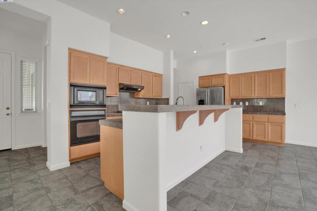 342 Roundhill Dr, Brentwood CA: https://media.crmls.org/mediaz/2b2ba9a1-063c-4d7e-bab1-e038510c678b.jpg