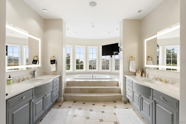 6152 Avenida Del Duque, Rancho Santa Fe CA: https://media.crmls.org/mediaz/2b2c3c26-7a5b-4b91-9939-77acdde831d6.jpg