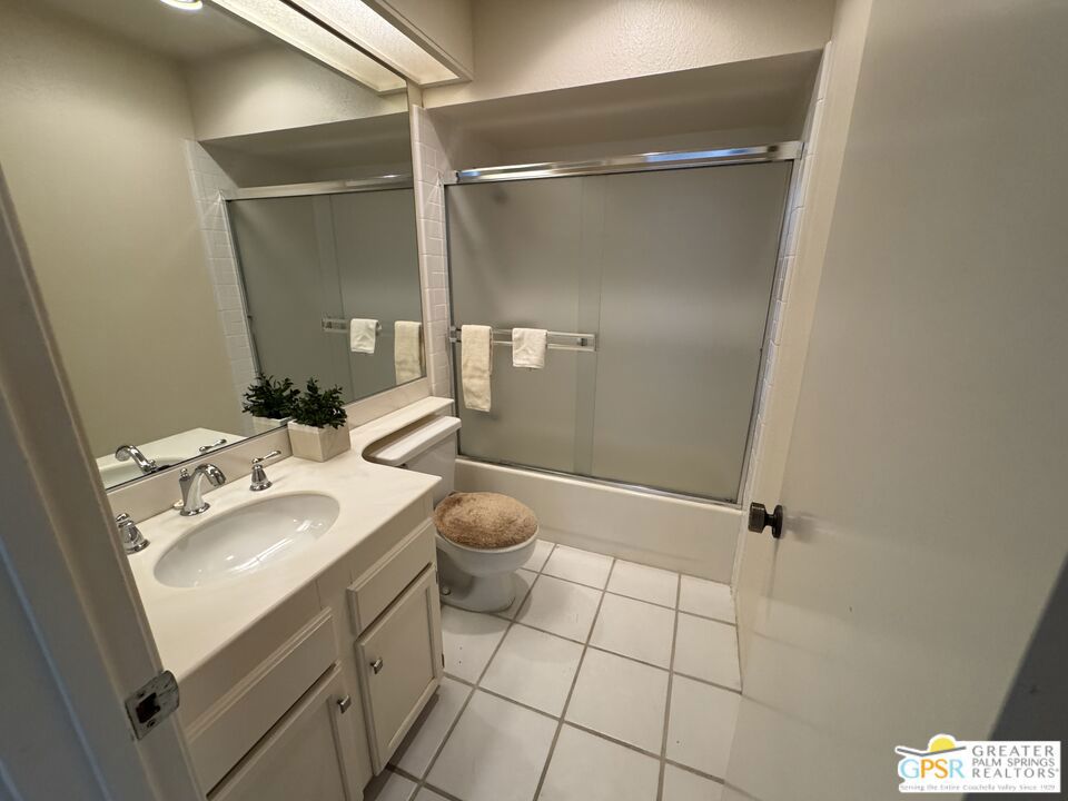 https://media.crmls.org/mediaz/2b2ec1b0-d457-4f14-9a48-05969f8c8796.jpg?preset=X-Large