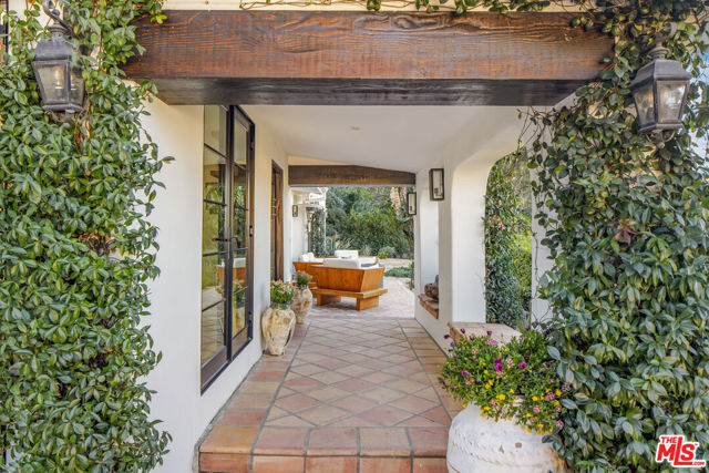 3646 Sunswept Drive, Studio City CA: https://media.crmls.org/mediaz/2b2ffdb6-e9f1-4a09-af9f-315d6318b19a.jpg
