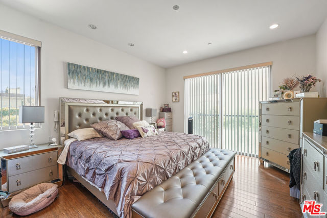 819 HOLT Avenue, Los Angeles CA: https://media.crmls.org/mediaz/2b300d5b-df72-496a-9cc0-7f2906b9c78c.jpg