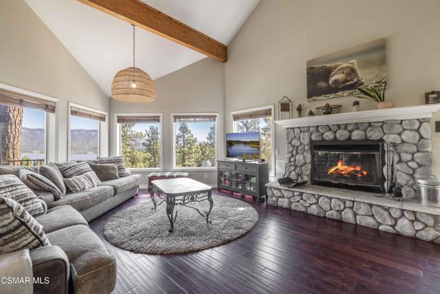 852 Cameron Drive, Big Bear CA: https://media.crmls.org/mediaz/2b3023da-92d4-463d-906c-da634d9bffb7.jpg